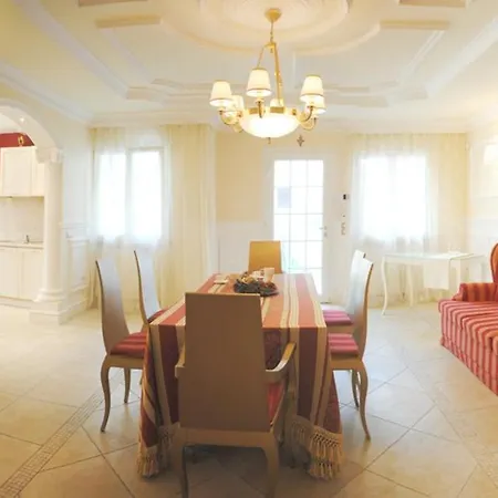 Comfortable Lower Level In With Private Pool Vakantiehuis