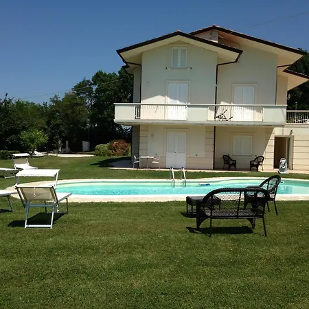 Hébergement de vacances Comfortable Lower Level In With Private Pool Montelabbate