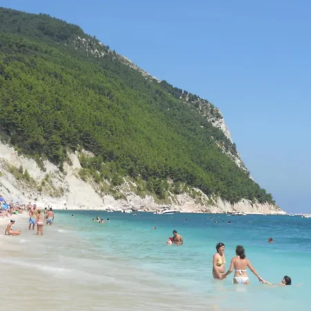 Hébergement de vacances Comfortable Lower Level In With Private Pool Montelabbate