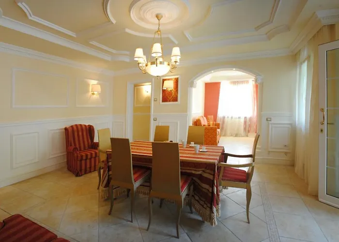 Comfortable Lower Level In With Private Pool *